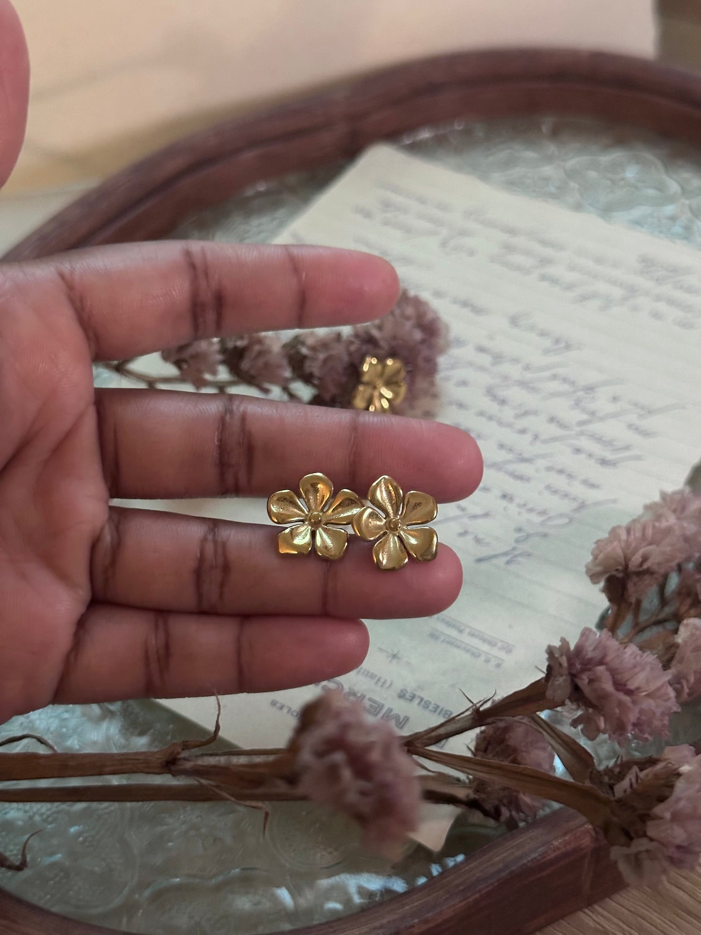 Island Petal Stud - Malikuruvaa Maa